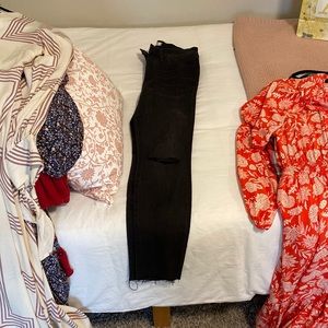 9” High-Rise Skinny Size 28 Black Madewell jeans with ripped knees